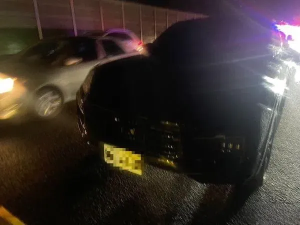 保時捷沒油糗卡國道！女駕駛怕車拖壞竟魯警「幫送油」　鬧半小時吞2罰單