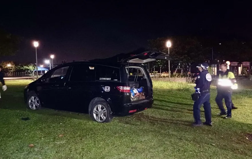 影/超狂！休旅車拒撿衝撞加速逃逸　撞進公園車上2人跳淡水河游走