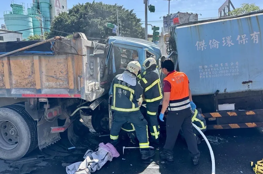 快訊/北市洲美高架橋嚴重車禍　資源回收車撞砂石車駕駛受困昏迷