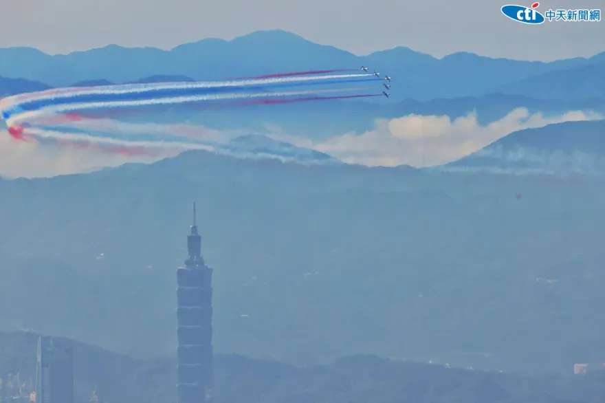 520空中分列式預演　F-16V、IDF、勇鷹5機編隊衝過台北上空　絕美照大公開