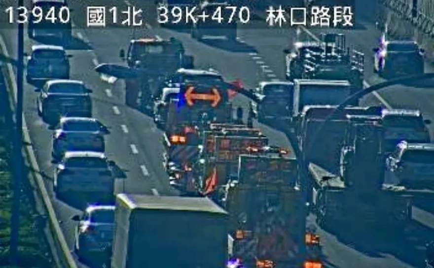 快訊/下班注意！國道1號林口段車禍　2小客車追撞回堵5公里