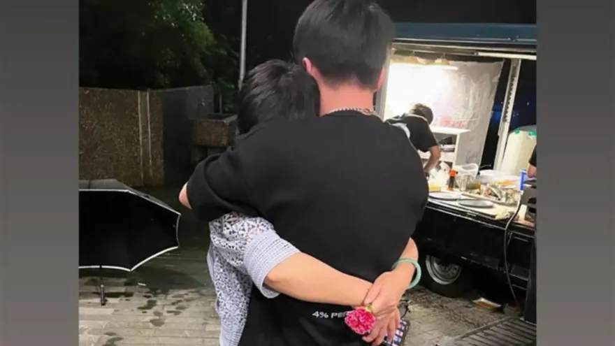 果然警世！友人曝「Toyz母子緊抱」畫面哭了　他直播曾嘆：我也不想離開