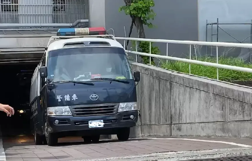 快訊/正式發監！Toyz搭囚車畫面曝光　前往台中監獄報到
