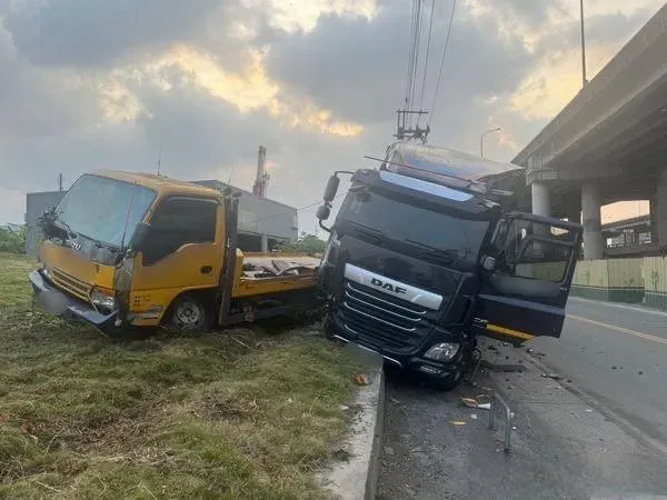 五股拖吊車遭恍神大貨車追尾進草叢！貨車2輪連軸承都噴飛　威力太嚇人