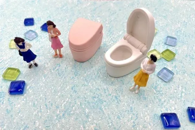 正妹「懸空尿尿」仍泌尿道感染！醫一看驚呆「膀胱都是細菌」