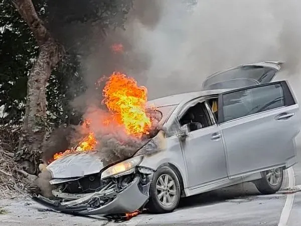 快訊/整輛燒成廢鐵！台9線344.5k卑南段驚見火燒車　引擎蓋起火狂燃畫面曝