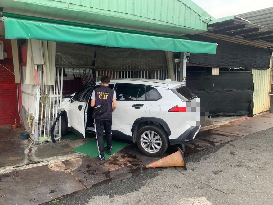 影/驚見隨機砍人！屏東男上班左胸遭砍傷　恐怖女搶車自撞狼狽遭逮