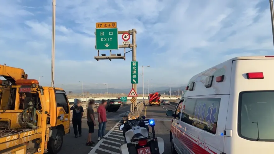 快訊/下班時間整輛烏龜翻！台64線男疑恍神　自撞匝道護欄險墜橋