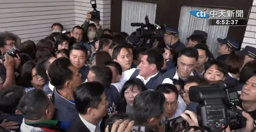 影/立法院表決「國會改革五法」 三黨立委爆發肢體衝突
