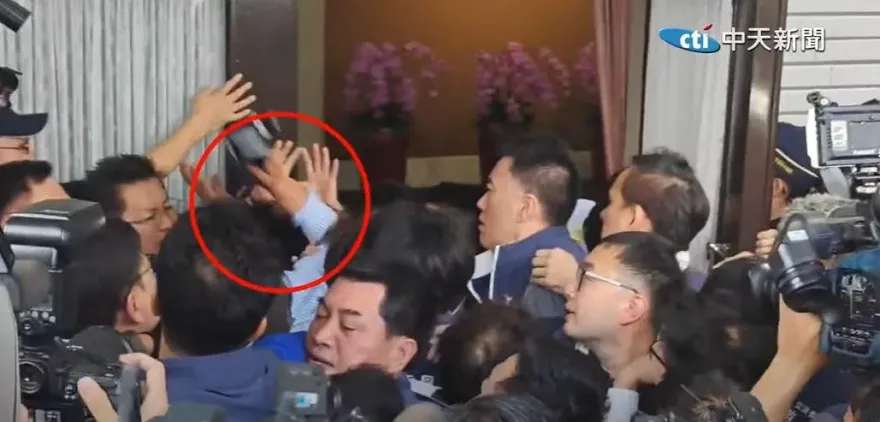 影/誰擋誰倒楣！？綠委王美惠控警察擋住議場門口　竟扯帽子毆打