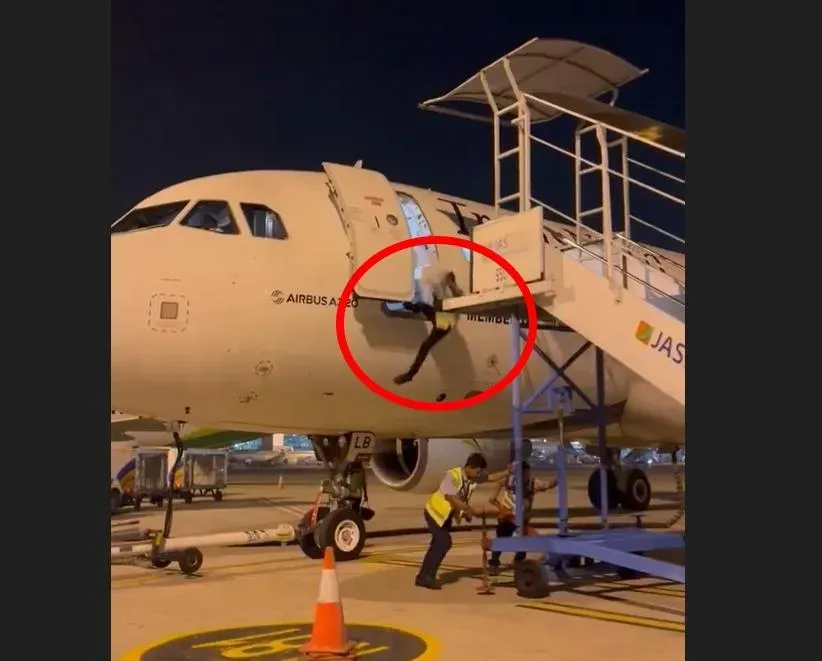 影/飛機舷梯被移走！航空公司員工踩空重摔　驚險畫面曝光