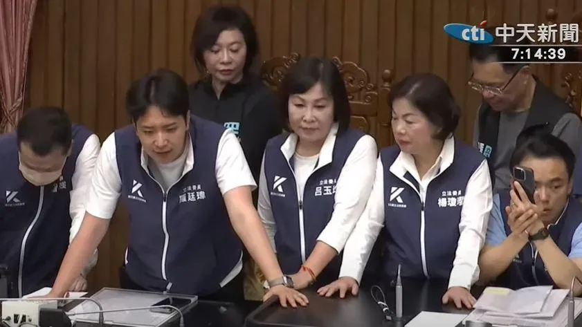 影/藍委羅廷瑋稱邱議瑩「長輩」　反被嗆：猴死囡仔！