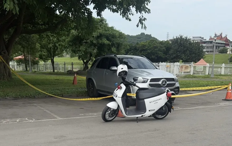 快訊/木柵動物園停車場男子陳屍賓士車　警封鎖現場採證中