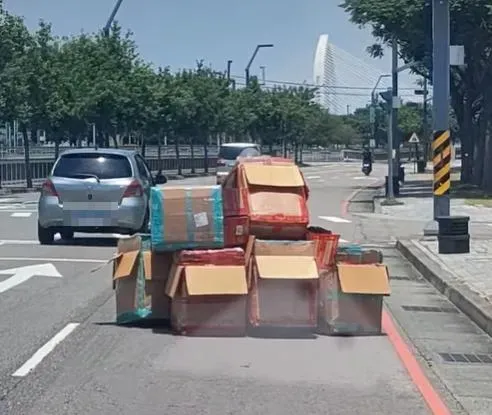 阿嬤的移動城堡！台中驚見「6大紙箱」街頭蛇行　警察也管不了