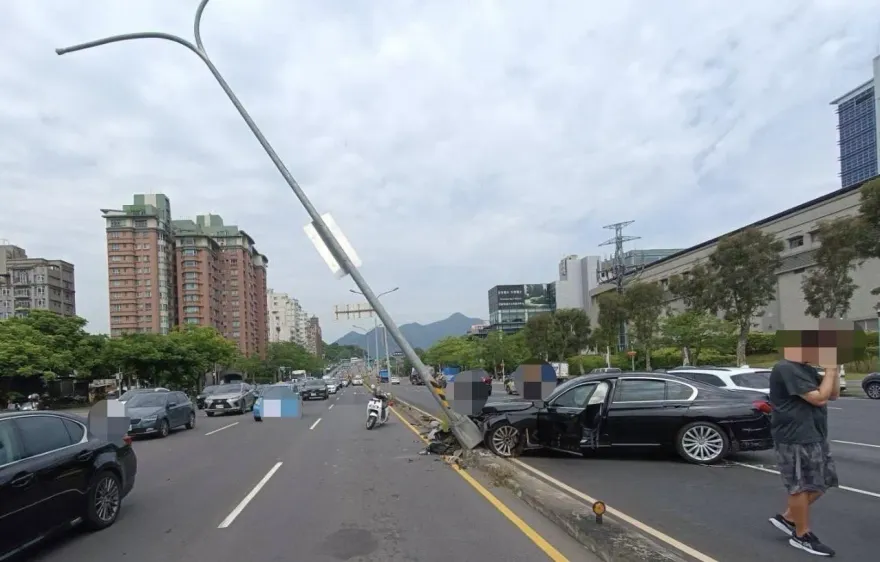 影/撞擊瞬間曝！北投大度路BMW撞斷路燈桿　後車追撞駕駛受傷送醫