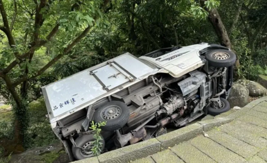 快訊/新北金山冷凍車翻落斜坡　駕駛被撞倒受困命危