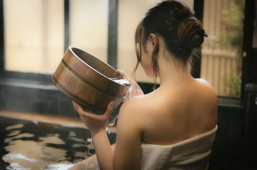 女友跨年揪前任泡溫泉「LINE沒登出」　他崩潰：還笑我尺寸小