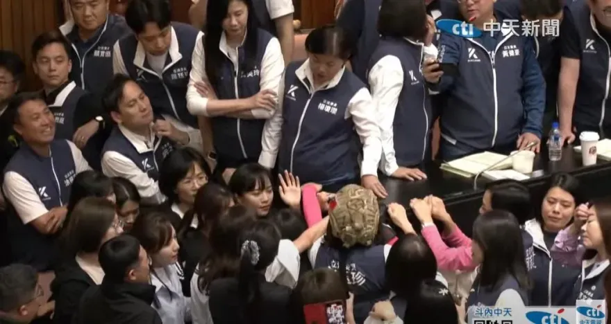 防止女綠委搶灘主席台　「金門坦克」陳玉珍槓黃捷：你們10幾個打我1個