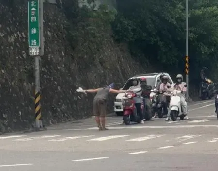 把馬路當舞台！台南老外趁紅燈「表演雜耍」　騎士看完捧場拍手