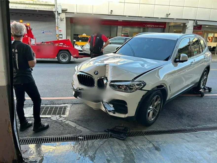 車主心好痛！BMW愛車違停遭拖吊　半路竟脫鉤慘撞修車廠門柱