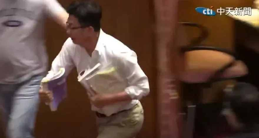 硬搶周萬來文件　藍黨團將郭國文送紀律委員會：處以最嚴厲處罰