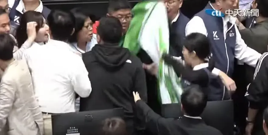 被控拿旗「勒住王美惠脖子」蓄意殺人　徐巧芯反駁：纏住她手臂要將人拉開