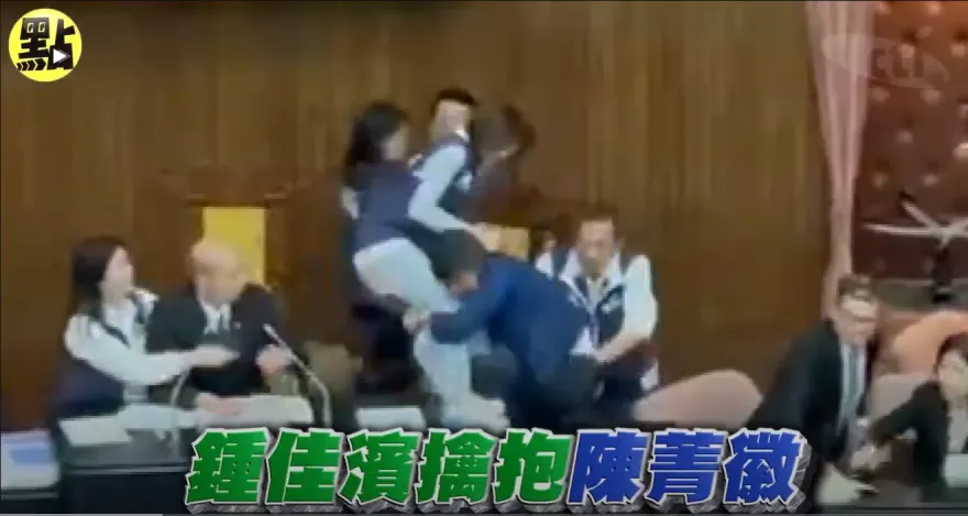 范雲又翻車！護航鍾佳濱撲倒陳菁徽　網友狂刷「手抓屁股、頭埋三角地帶」影片