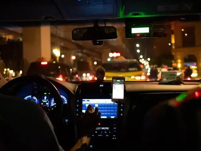 酒醉女「半路跳車」！運將急迴轉亮燈報警　後方駕駛見逆停外切輾斃