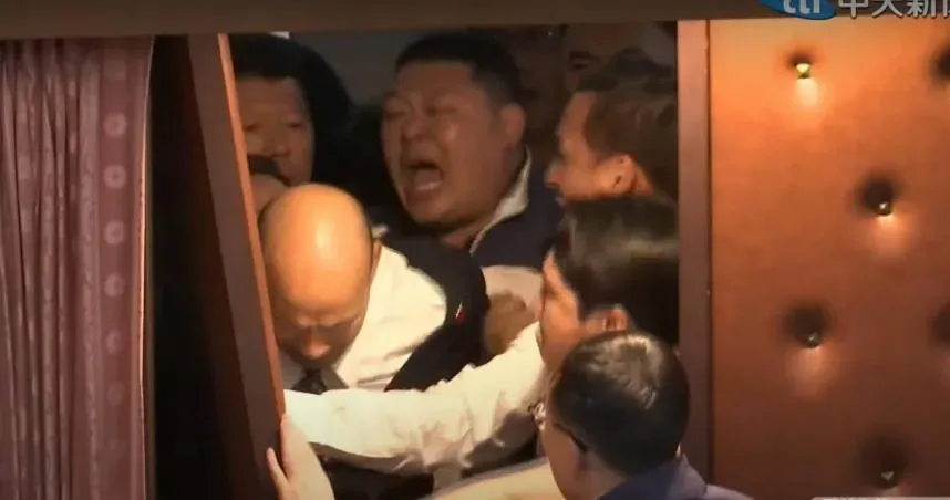 韓國瑜差點被「擠扁」！三小時協商未果　朝野傍晚再爆衝突