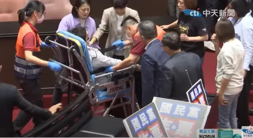 沈伯洋佔主席台失敗摔下送醫　媒體人酸：黑熊部隊頭頭不堪一擊怎抗中保台？