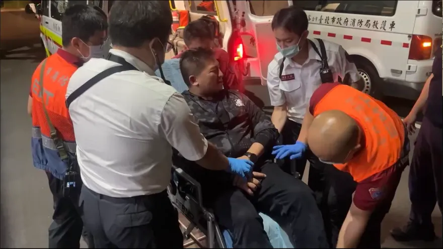 吳宗憲也驚傳送醫！國會激烈衝突…救護車載走1藍4綠5立委　莊瑞雄掛氧氣面罩