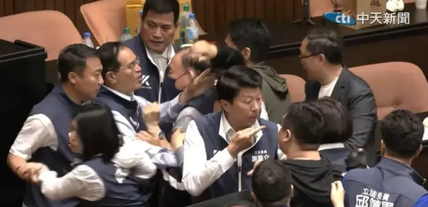 立法院「鍾佳濱撲倒陳菁徽」成國際笑柄！路透社：台灣是個暴躁的民主國家