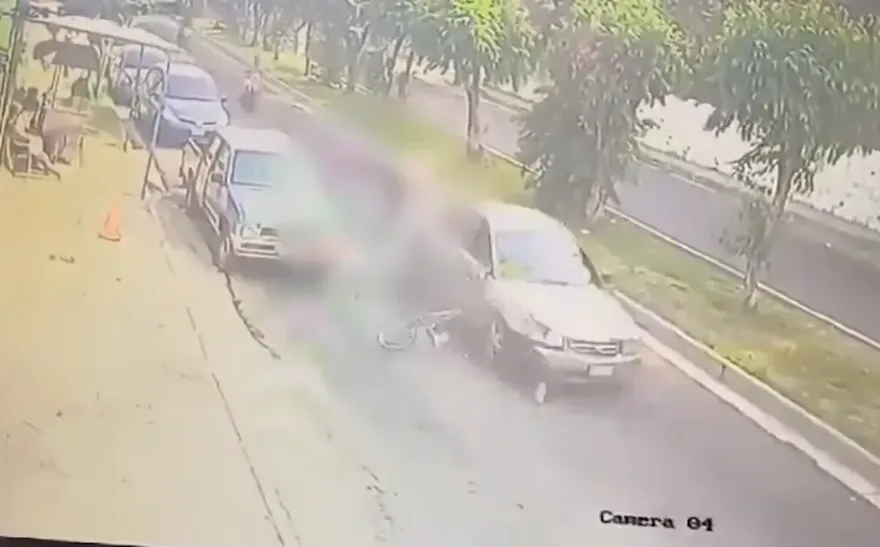 影/單車男「逆向衝馬路」遭撞飛！下秒變屍體彈回人行道