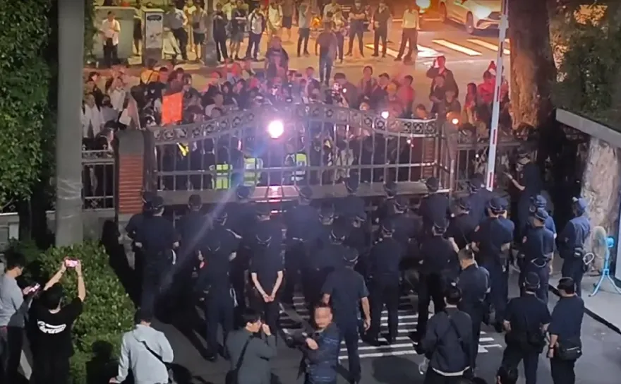 影/太陽花重演？綠議員號召黑熊學院學生到立院抗議　警方高度戒備