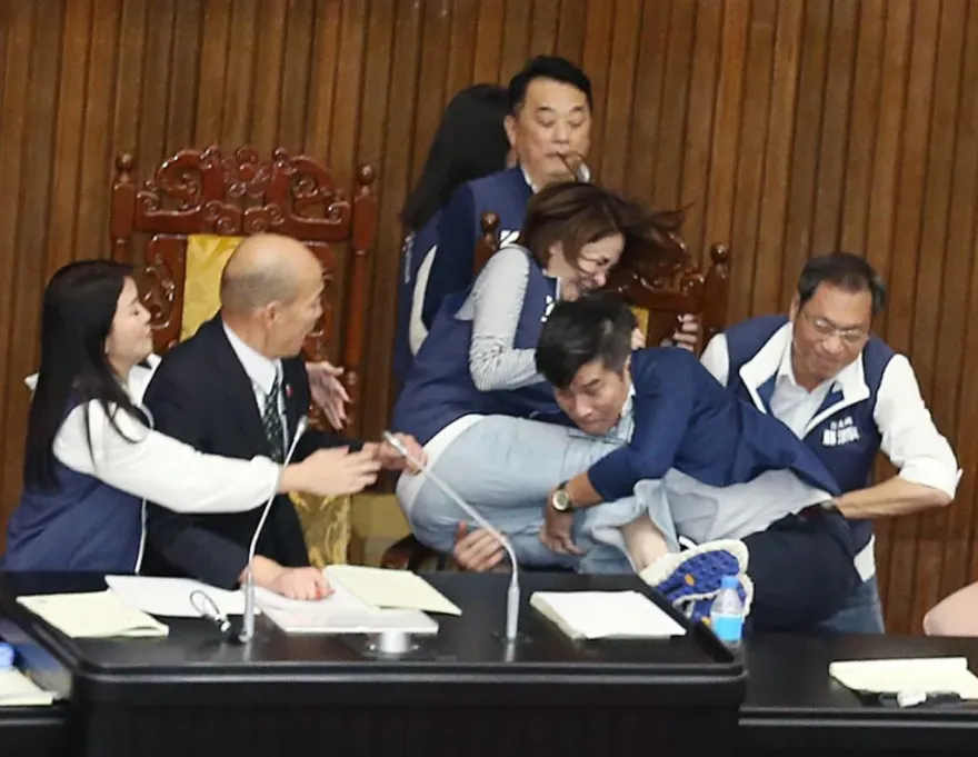 鍾佳濱「飛撲擒抱」陳菁徽竟是柔道禁用招式！　黑帶好手：令人感動