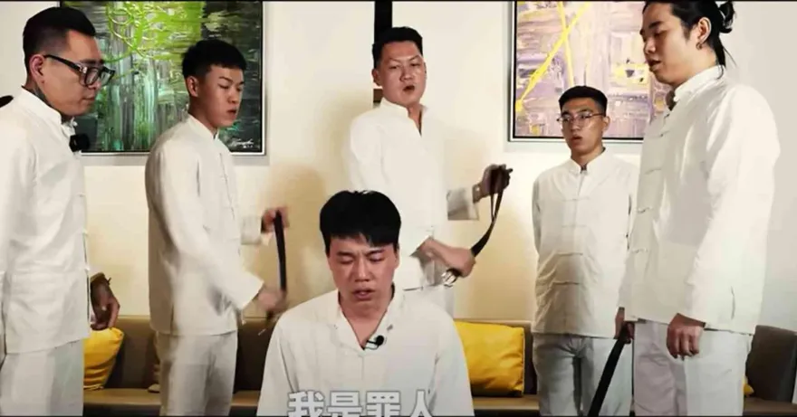 影/Toyz入獄前遭「集體鞭打」跪地痛哭畫面曝！　篠崎泫親彈吉他送別