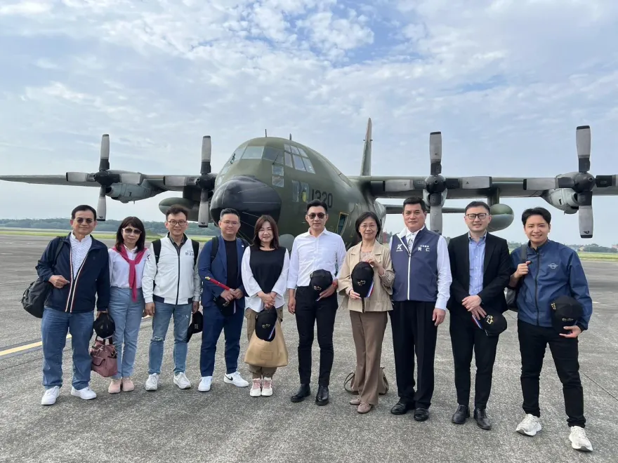 國軍加油！國會廝殺暫歇　藍白立委松指部出發視察太平島