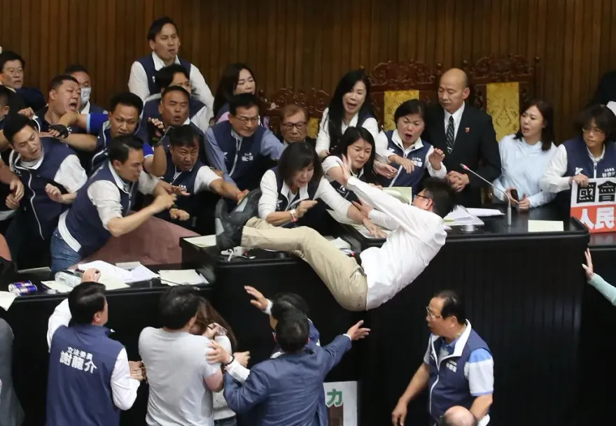 盤點綠委3大立院暴力行為！王鴻薇怒轟民進黨：輸不起就翻桌