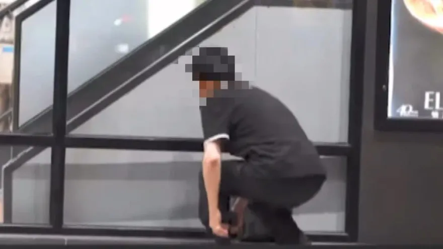 西門町驚見「偷窺怪客」！黑衣男「假借綁鞋帶」　偷窺女子上樓「裙底」