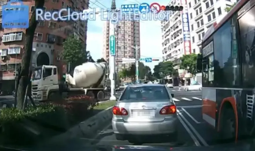 又見行人地獄！男子走斑馬線遭水泥車猛撞　慘捲車底險喪命