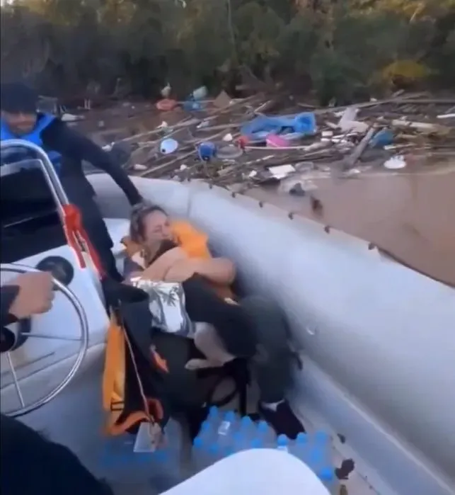 影/巴西世紀洪災上萬隻狗流離失所　女子奇蹟般找回愛犬緊抱不放網飆淚