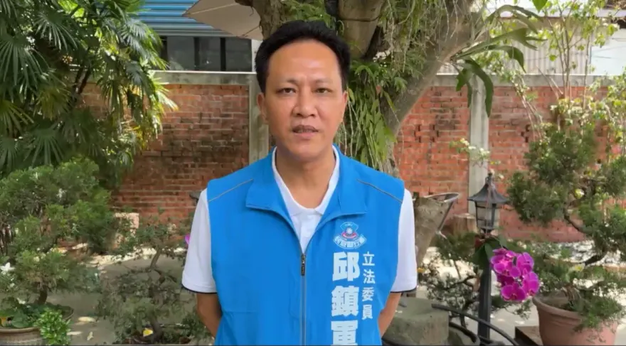 沈伯洋爬人牆摔地　黃捷甩鍋他「殺人未遂」？邱鎮軍回應了：為國會改革續奮戰