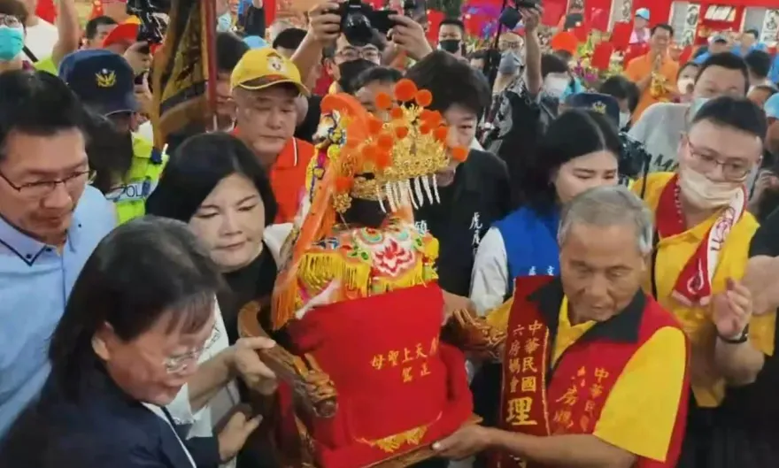 影/「雲林六房媽過爐」登場！湧萬名信眾隨香　路線長約62公里