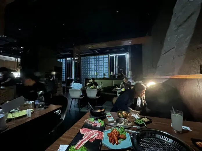 快訊/台南南紡購物中心驚傳停電！民眾摸黑用餐　台電釐清原因