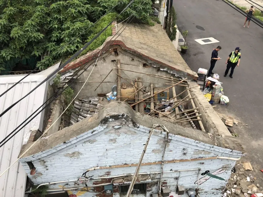 影/彰化民宅屋頂塌陷！57歲婦慘遭活埋　露手臂求救