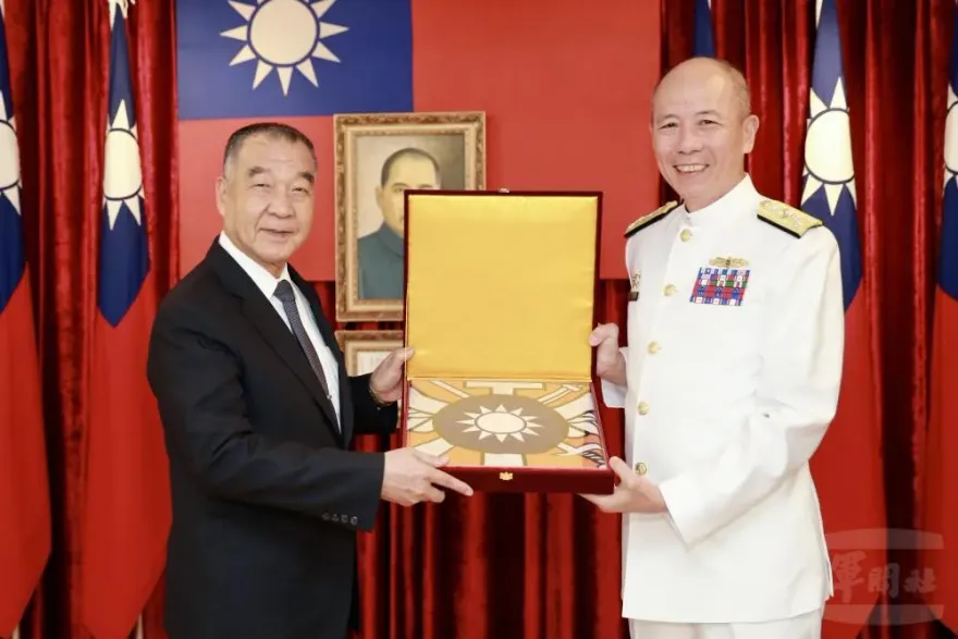 國防部歡送部長邱國正　參謀總長梅家樹代表國軍贈部長旗