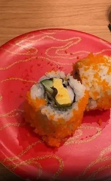 影/快訊/噁！日本壽司連鎖店驚見「活蛞蝓壽司」　北市衛生局要查了