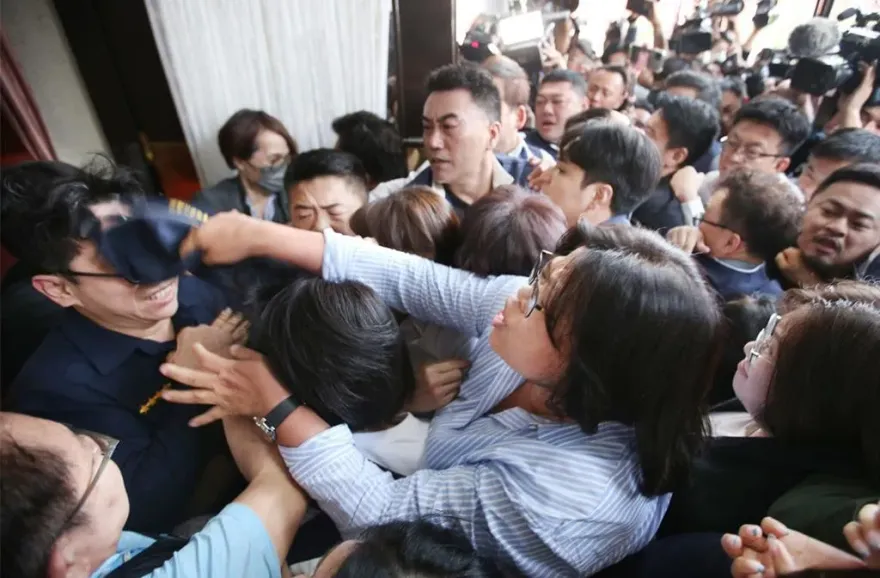 王美惠毆打警凶狠畫面曝…道歉網不買單！鄉民灌爆臉書轟：好大的官威