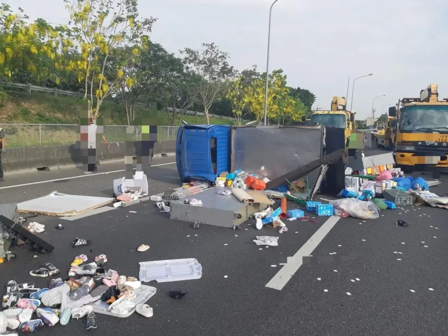 國道1爆胎「內胎全走光」　貨車翻覆「布鞋海」鋪滿3車道