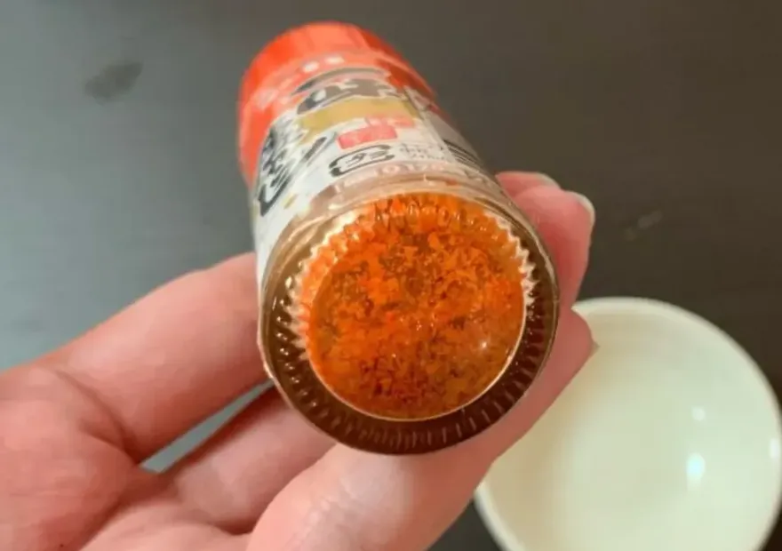 調味罐底部「卡粉」怎麼辦？她分享「瓶底刻度妙用」　不必再猛敲
